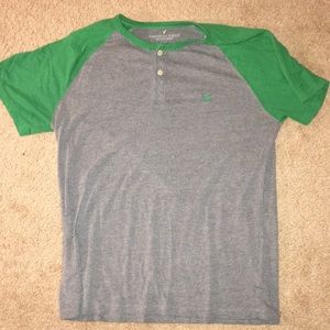 Gray AMERICAN EAGLE shirt with green sleeves!